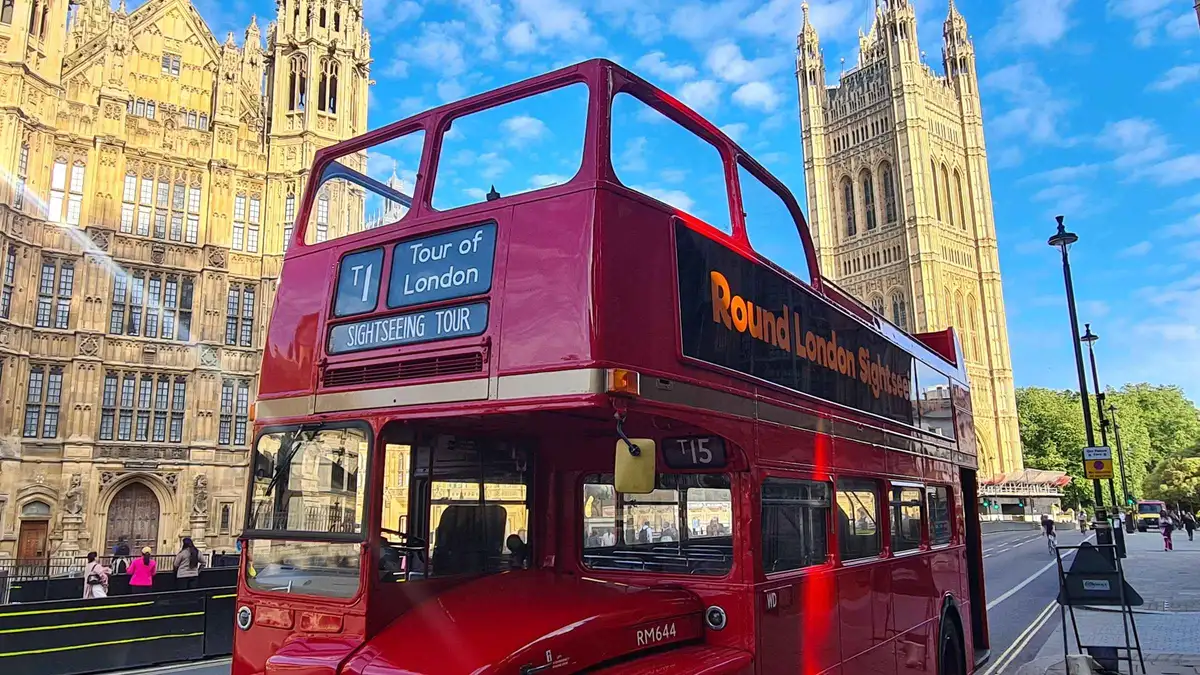 Vintage red Routemaster bus sightseeing tour, a classic stop on 2 days in London