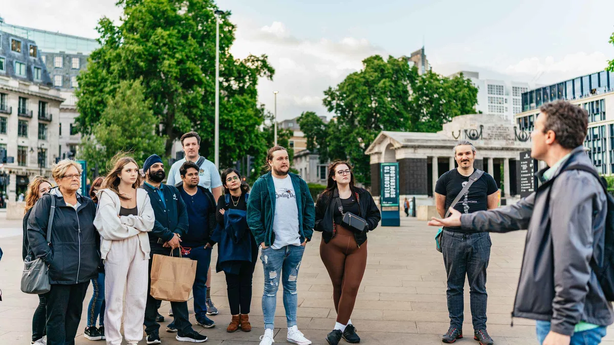 Ghost walking tour through dark London alleys, an evening option on a 2 day itinerary