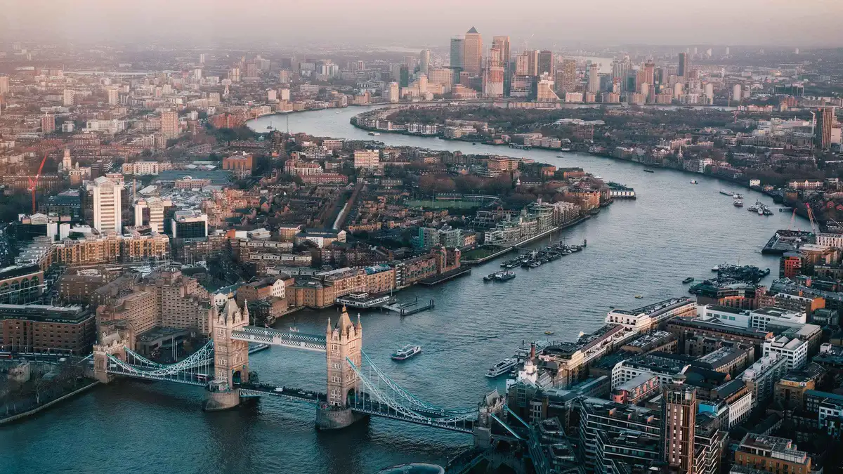 Local guide showing top London attractions on a 2 day itinerary walking tour